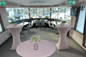 Burdigala 2 avec installations de table Intérieur du Burdigala 2, avec des tables dressées avec des nappes blanches, des mange-debout et des décorations légères, créant une ambiance festive à bord.