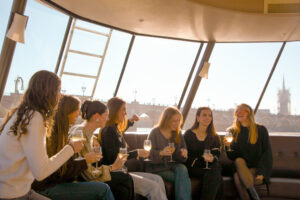 Anniversaire Festif à Bord du Burdigala 2 avec Dégustation de Vin Anniversaire à bord du Burdigala 2 avec des invités profitant d'un verre de vin et d'une vue panoramique sur la Garonne et Bordeaux.