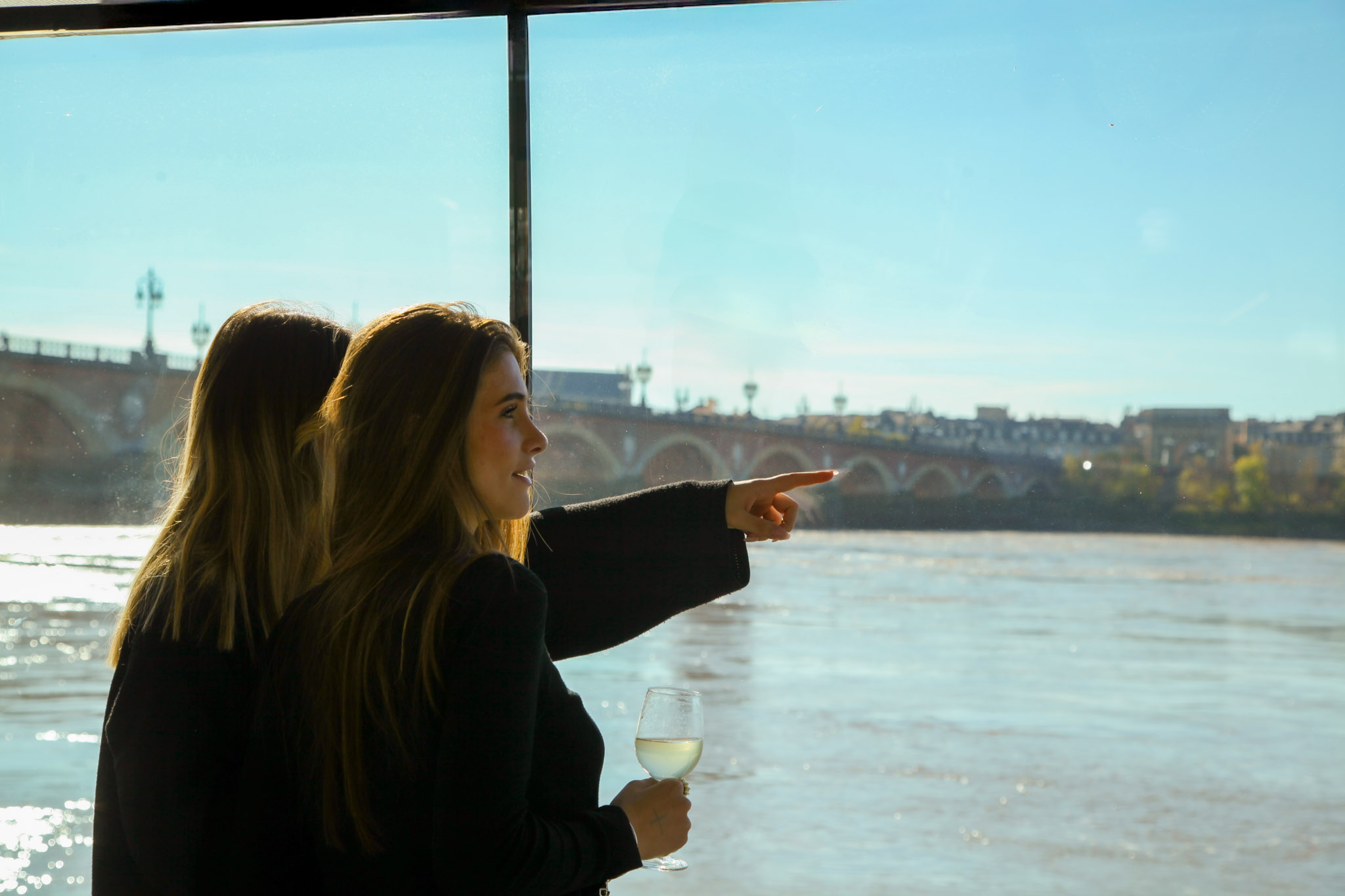 Privatisation particuliers anniversaire Burdigala 2 Verre de vin servi à bord du Burdigala 2 pendant une croisière commentée sur la Garonne.